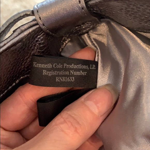🎉HP! 🤩 EUC: Kenneth Cole silver handbag - Picture 10 of 12